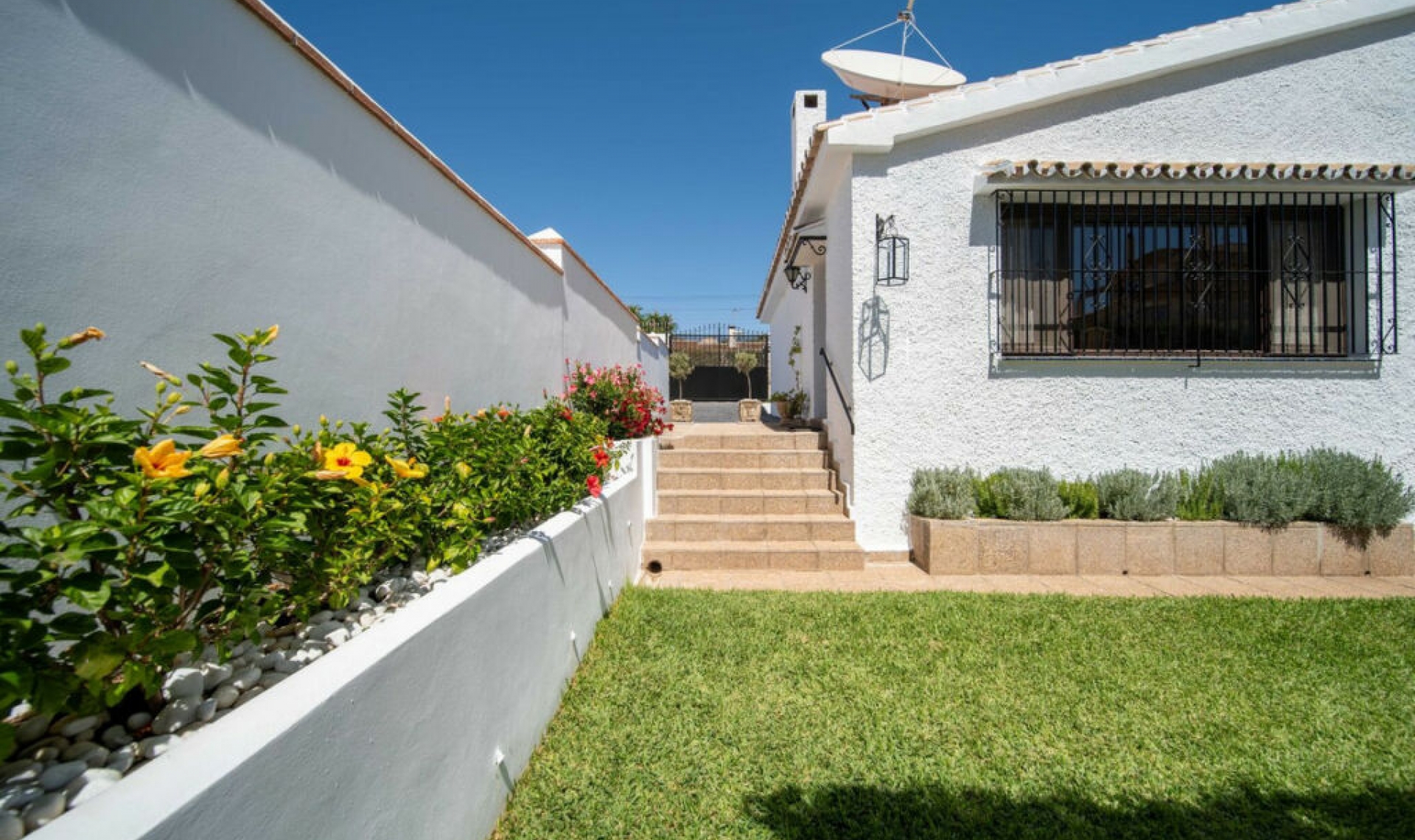 Resale - House -
Fuengirola