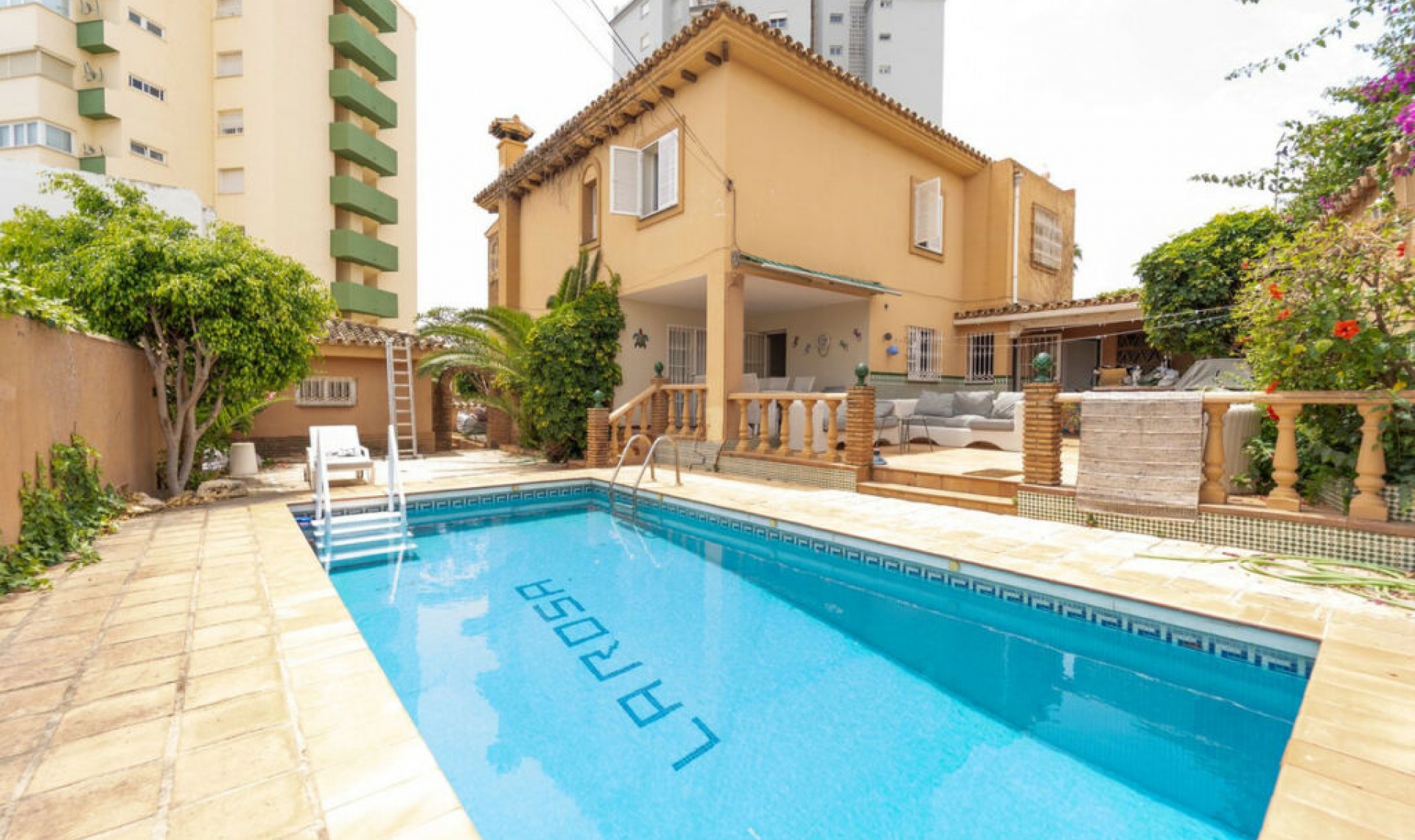 Resale - House -
Fuengirola