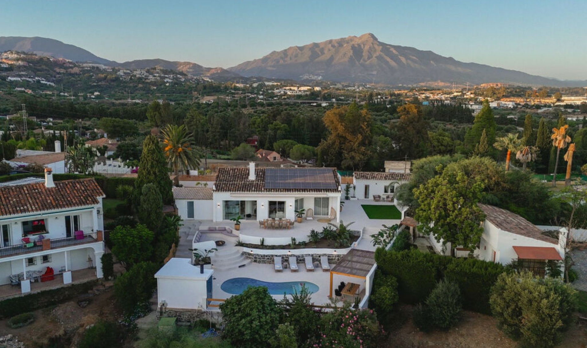 Resale - House -
Guadalmina Alta