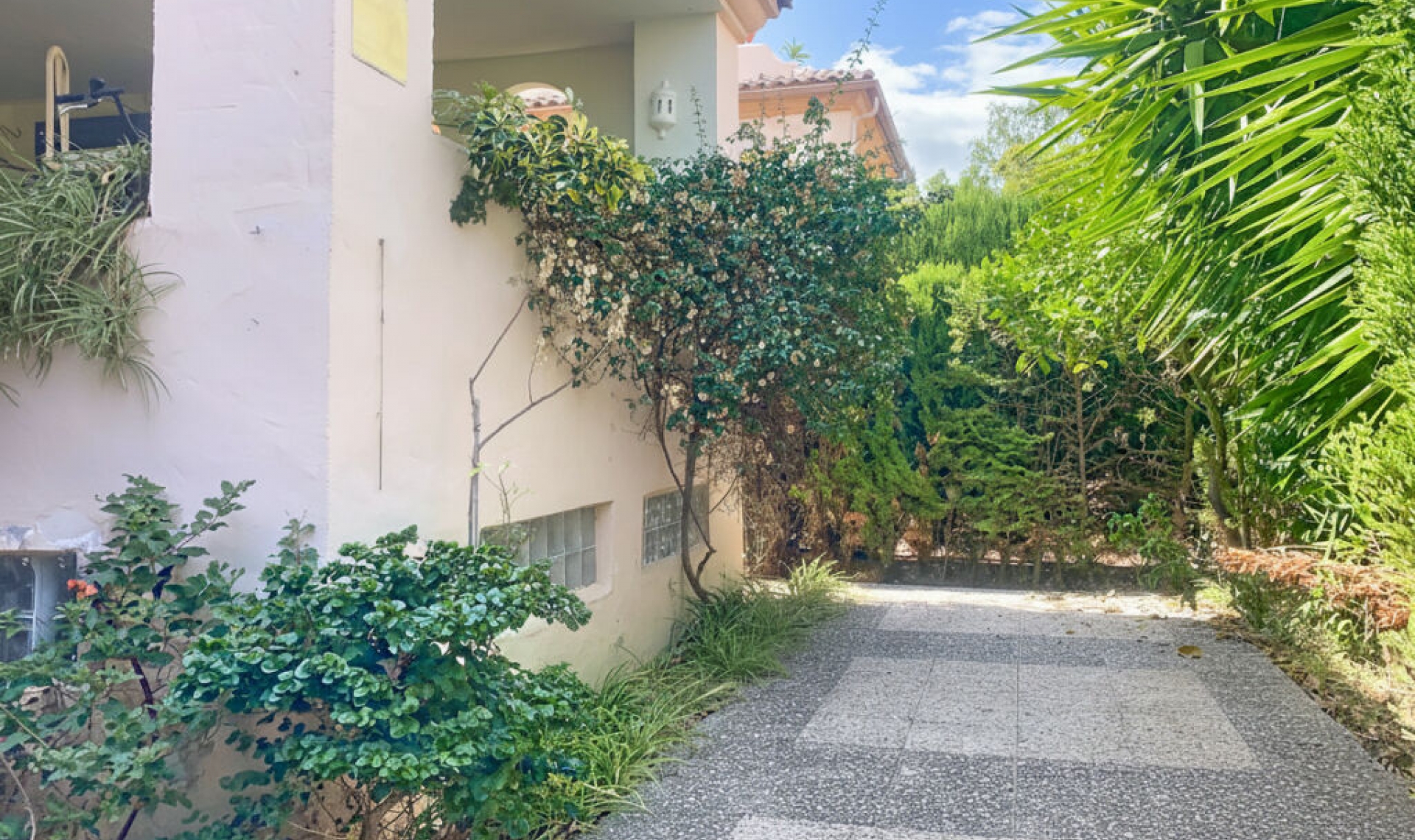 Resale - House -
Guadalmina Alta