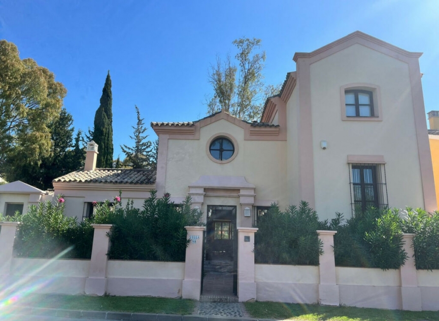 Resale - House -
Guadalmina Alta