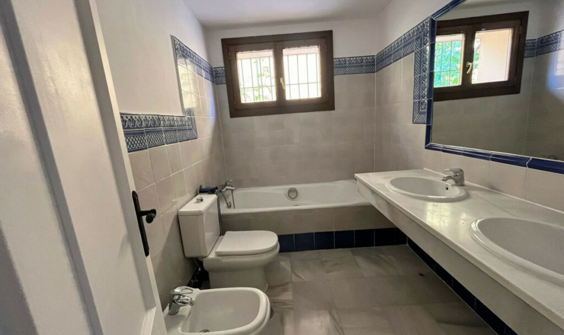 Resale - House -
Guadalmina Alta