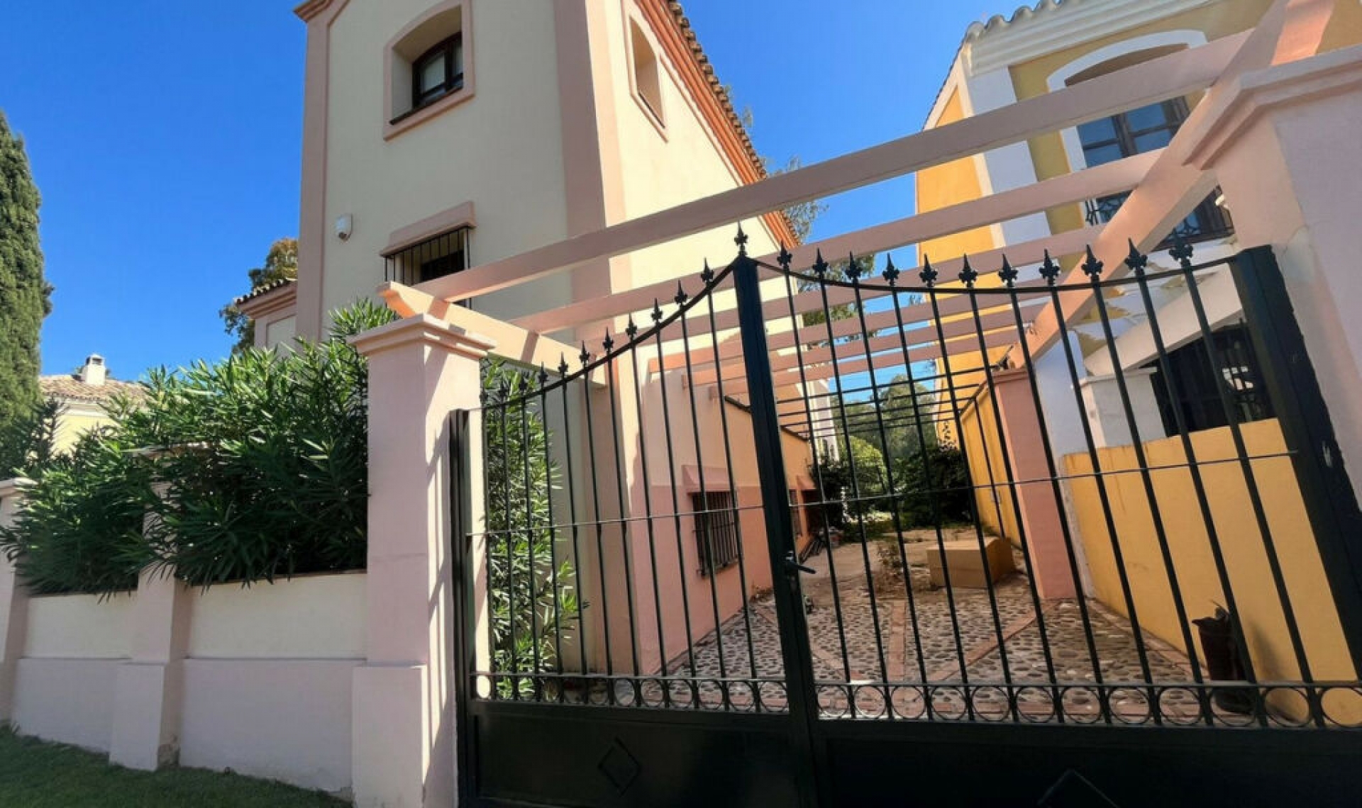 Resale - House -
Guadalmina Alta