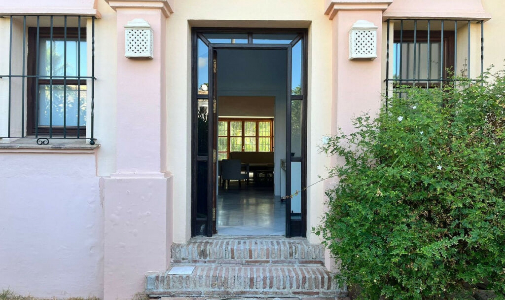 Resale - House -
Guadalmina Alta