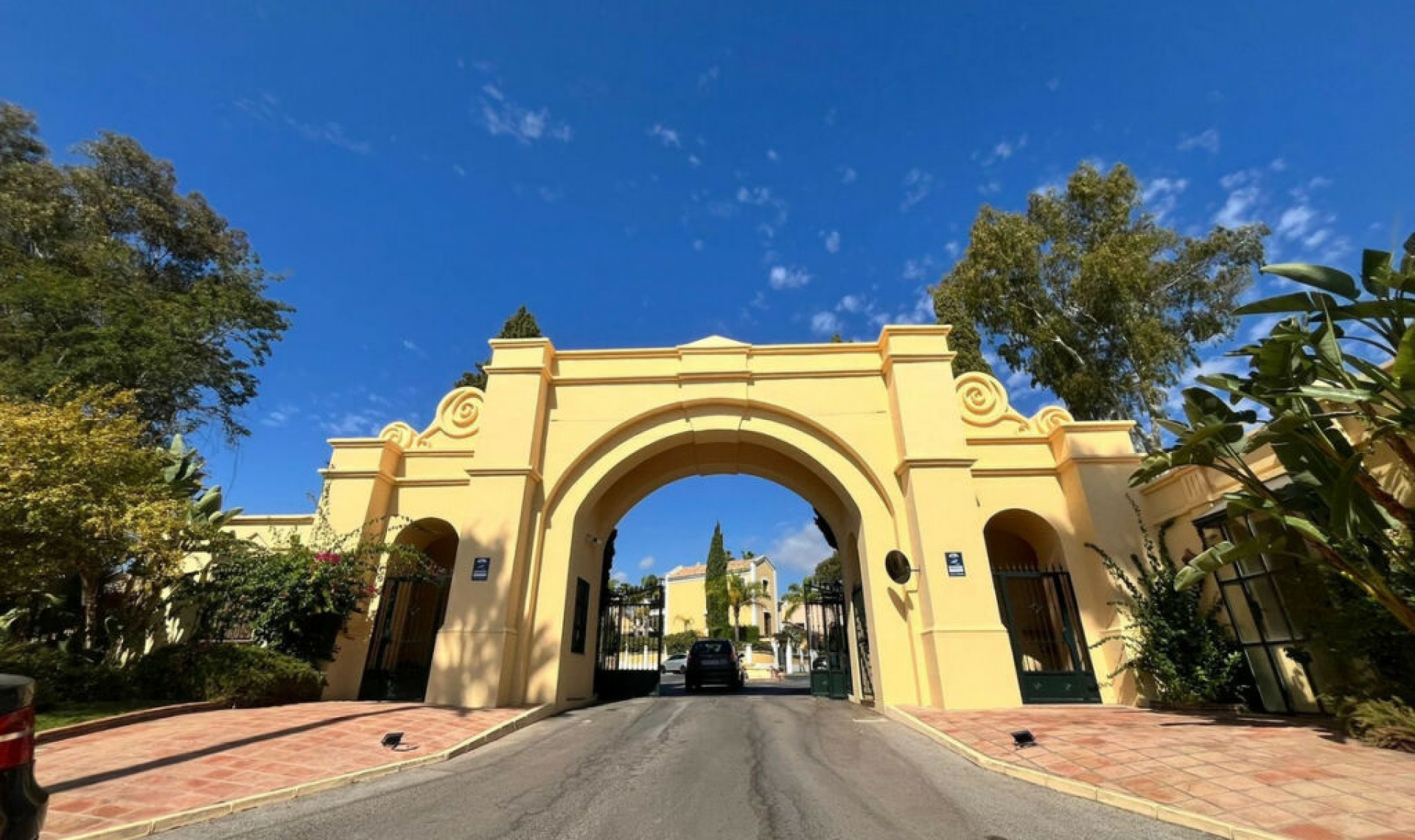 Resale - House -
Guadalmina Alta