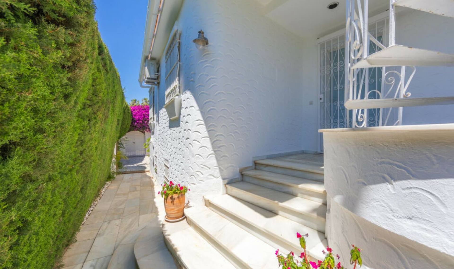 Resale - House -
Guadalmina Alta