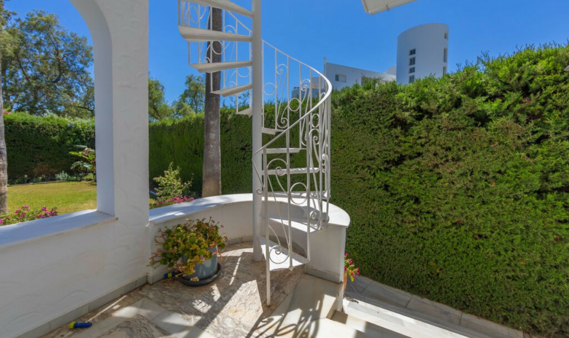 Resale - House -
Guadalmina Alta