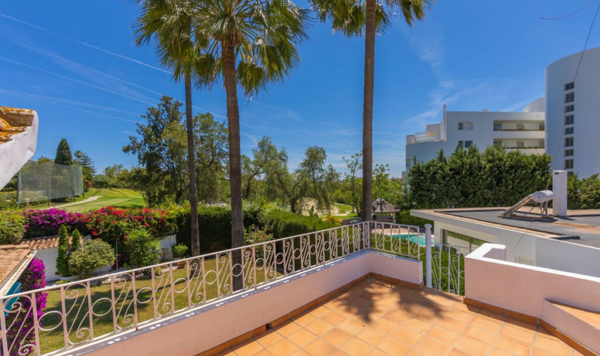 Resale - House -
Guadalmina Alta