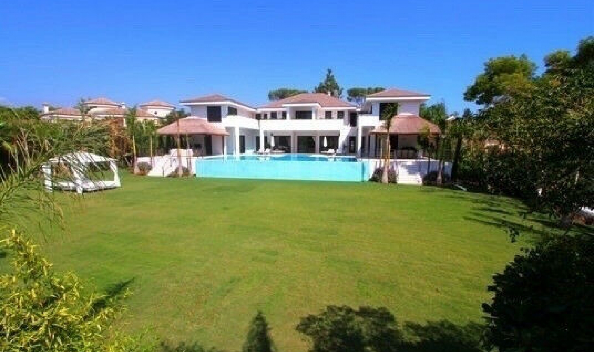 Resale - House -
Guadalmina Baja