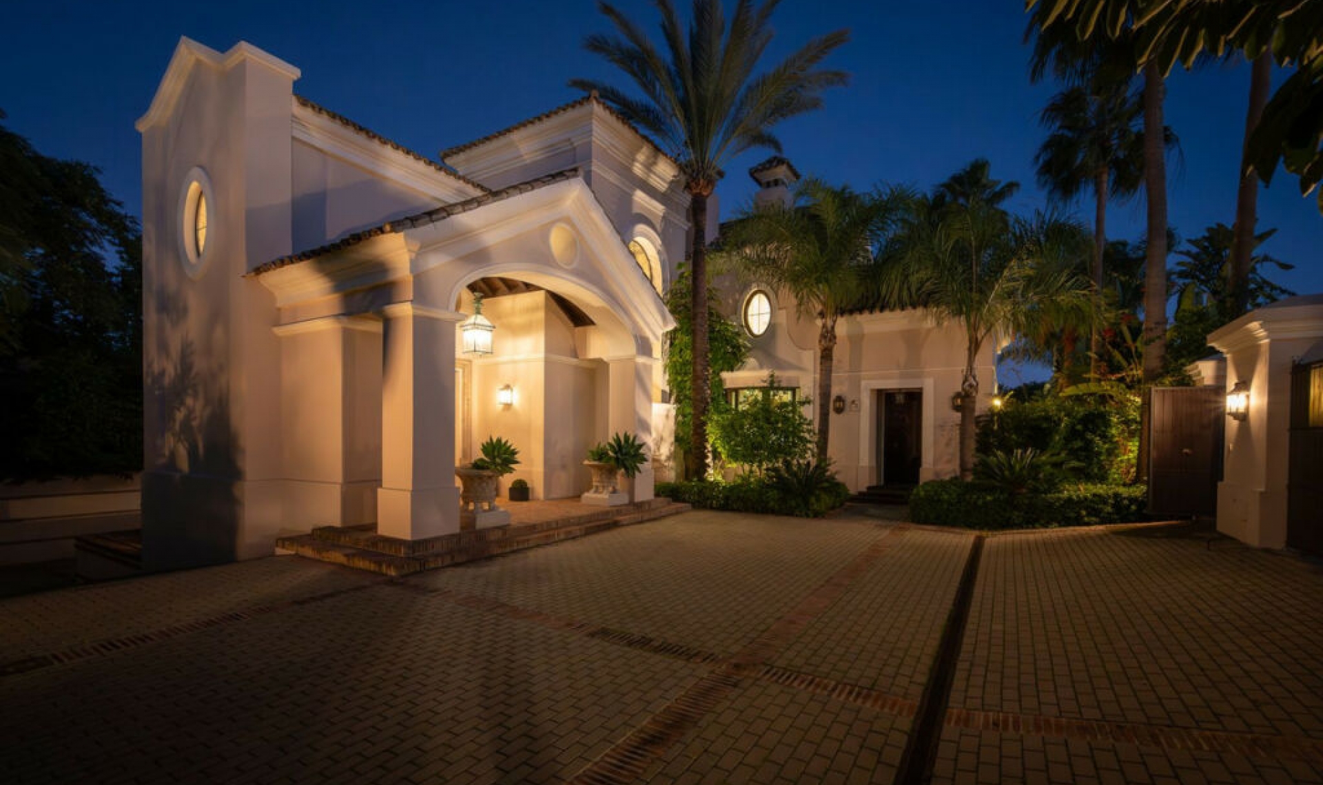 Resale - House -
Guadalmina Baja