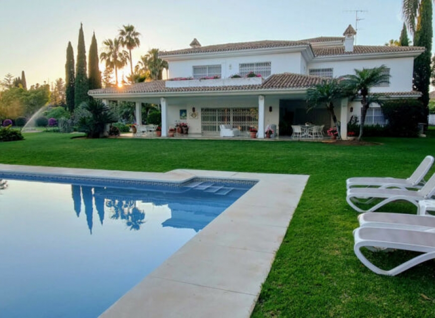 Resale - House -
Guadalmina Baja