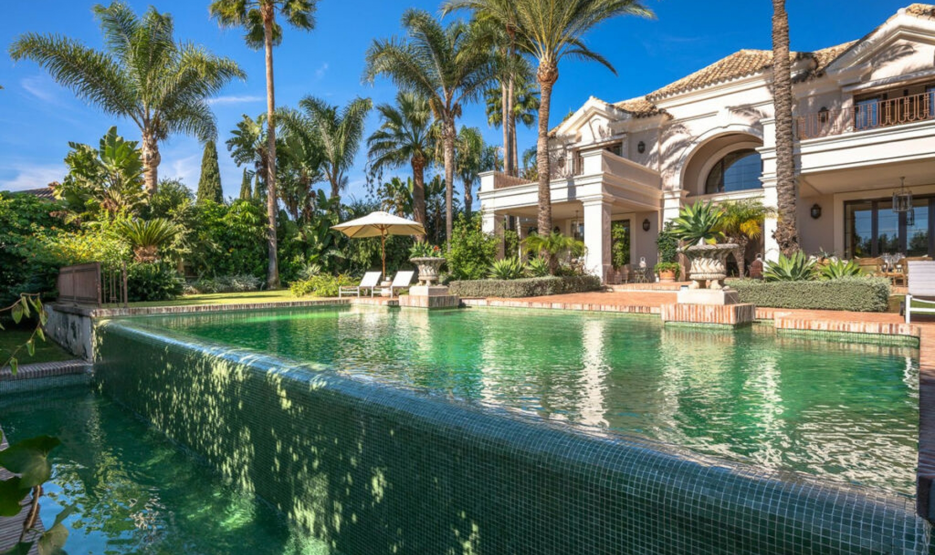 Resale - House -
Guadalmina Baja
