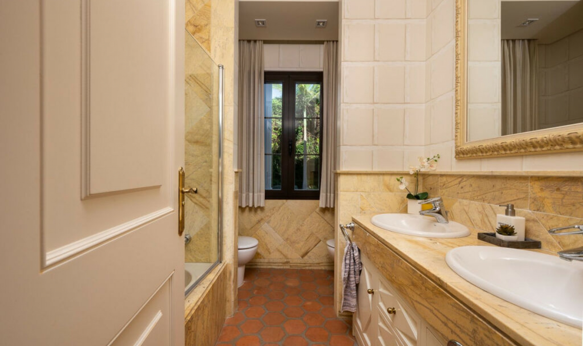 Resale - House -
Guadalmina Baja