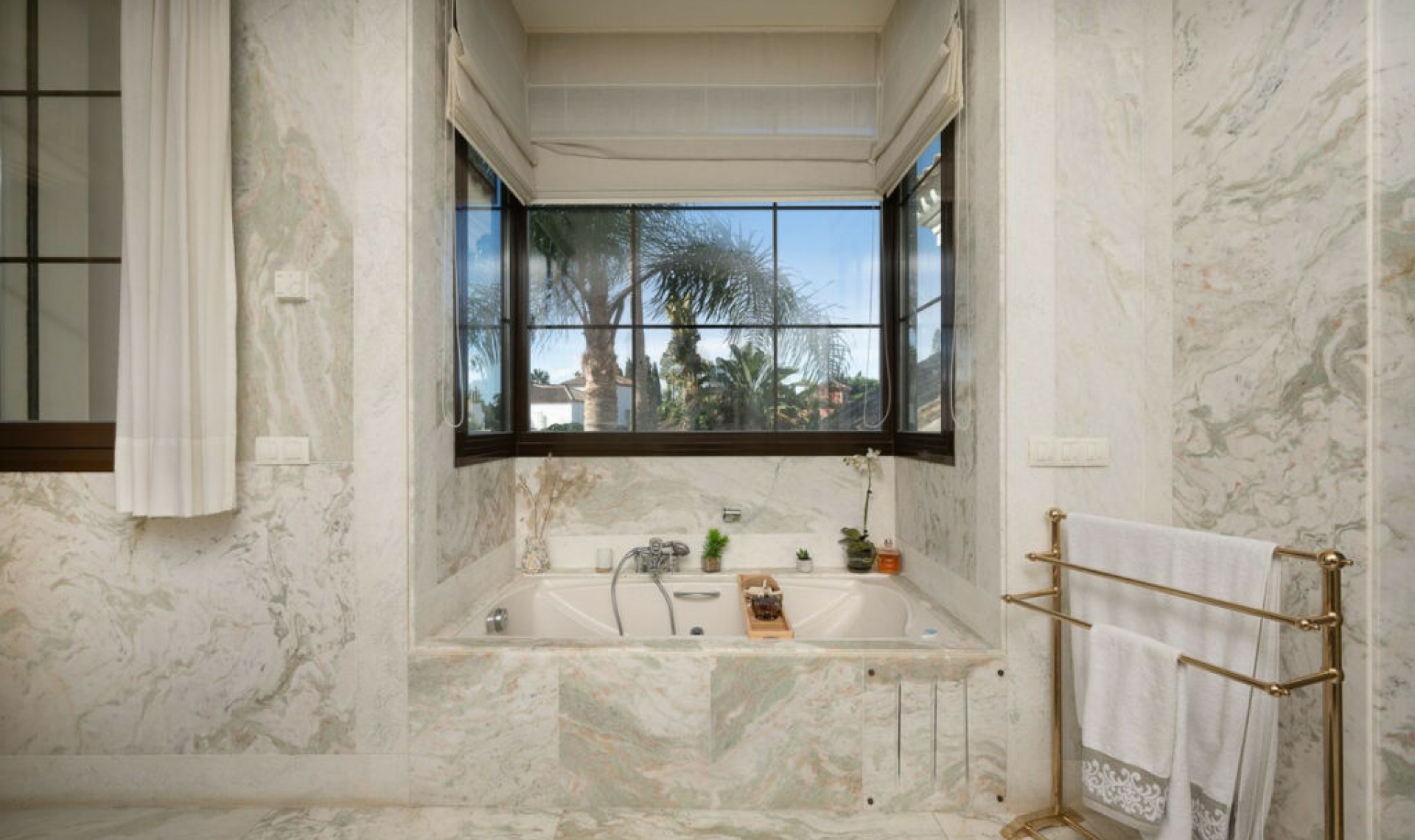 Resale - House -
Guadalmina Baja