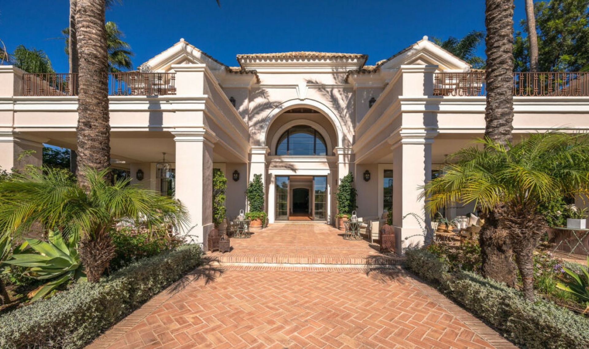 Resale - House -
Guadalmina Baja
