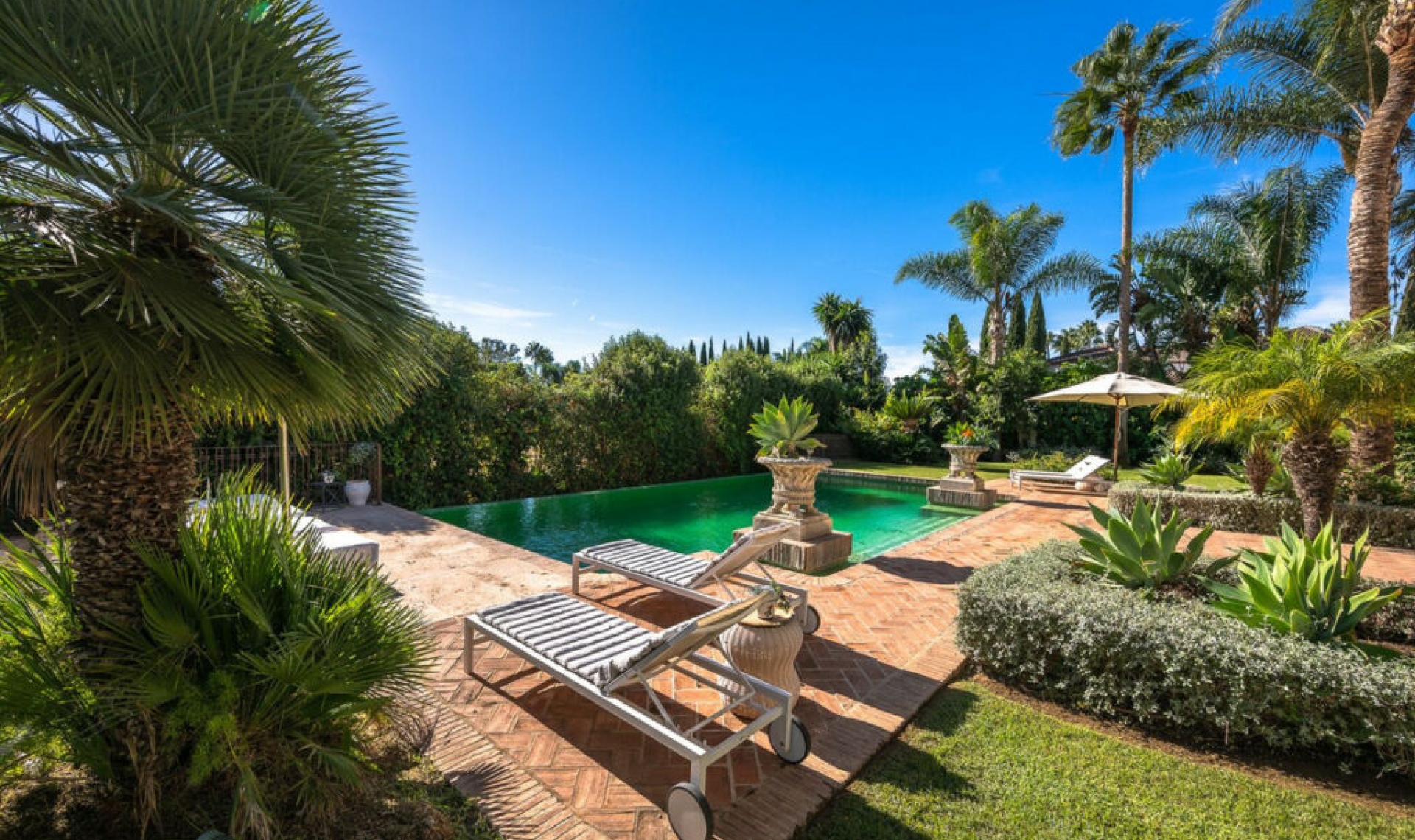 Resale - House -
Guadalmina Baja