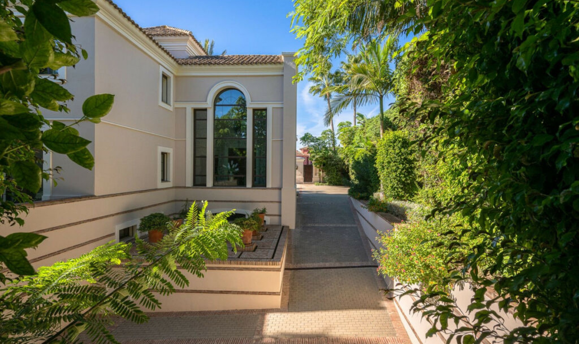Resale - House -
Guadalmina Baja