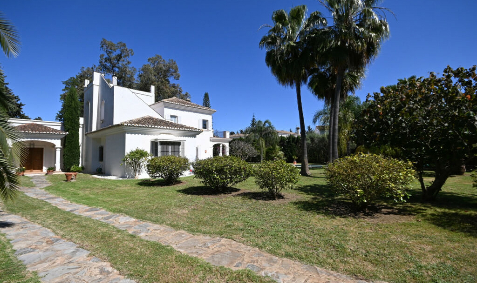 Resale - House -
Guadalmina Baja
