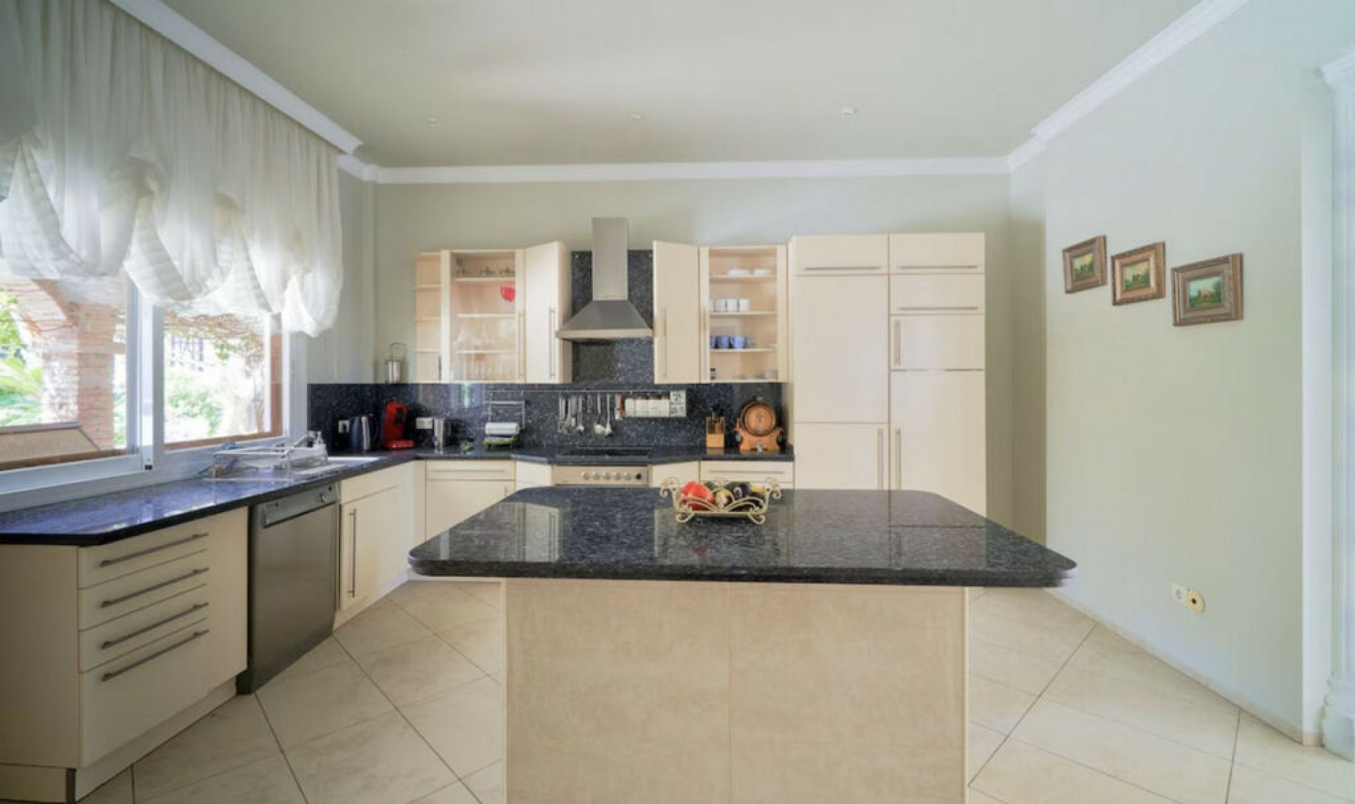 Resale - House -
Hacienda Las Chapas