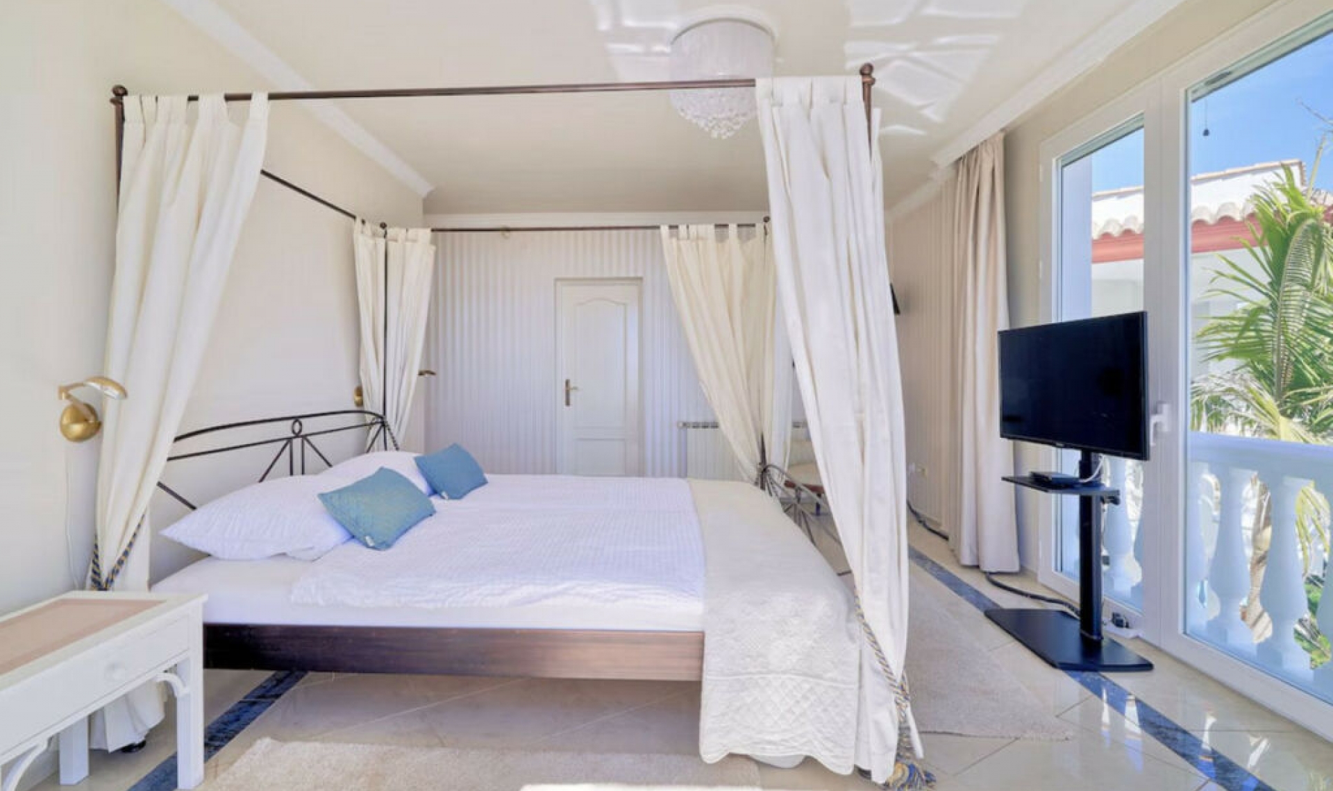 Resale - House -
Hacienda Las Chapas