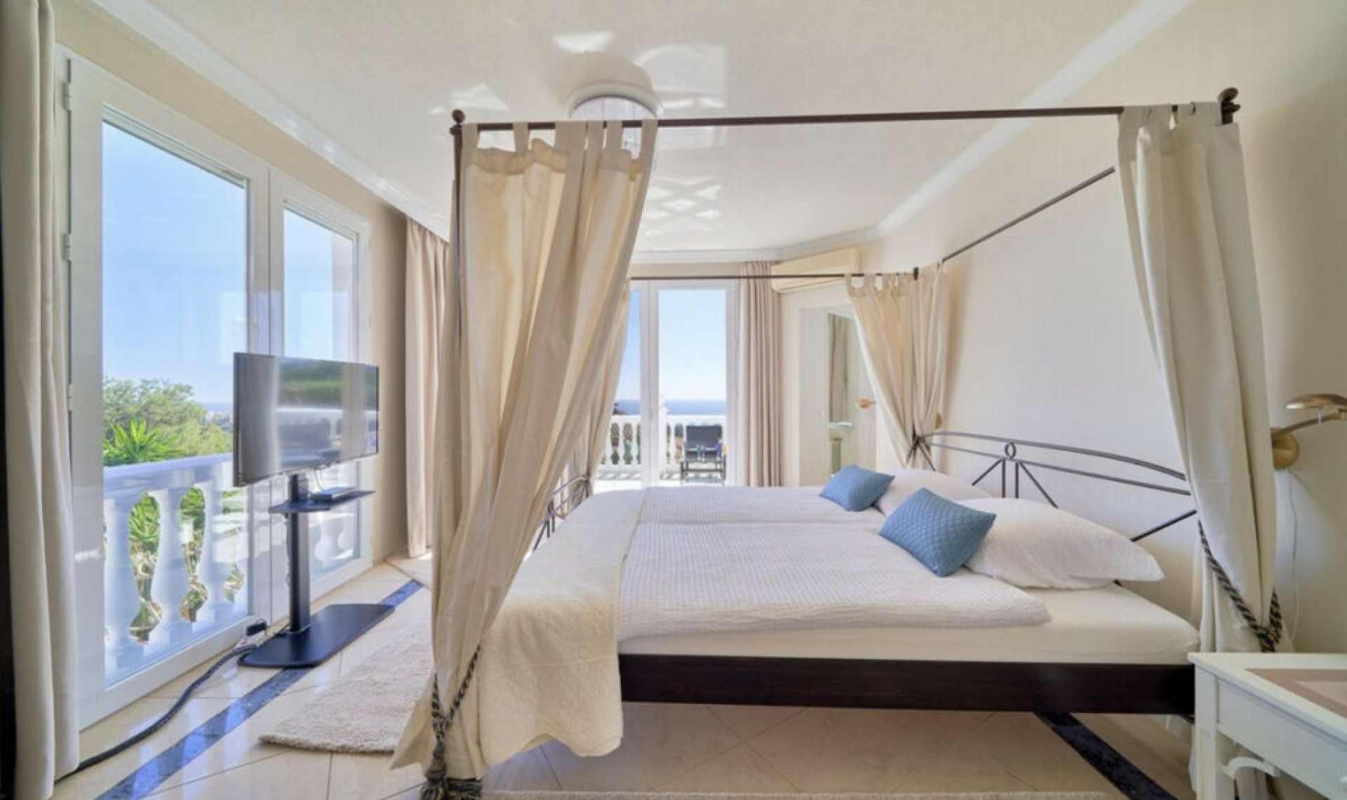 Resale - House -
Hacienda Las Chapas