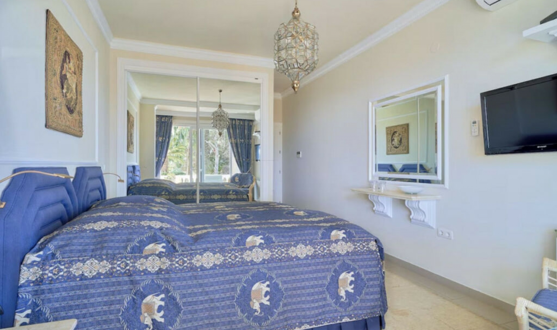 Resale - House -
Hacienda Las Chapas