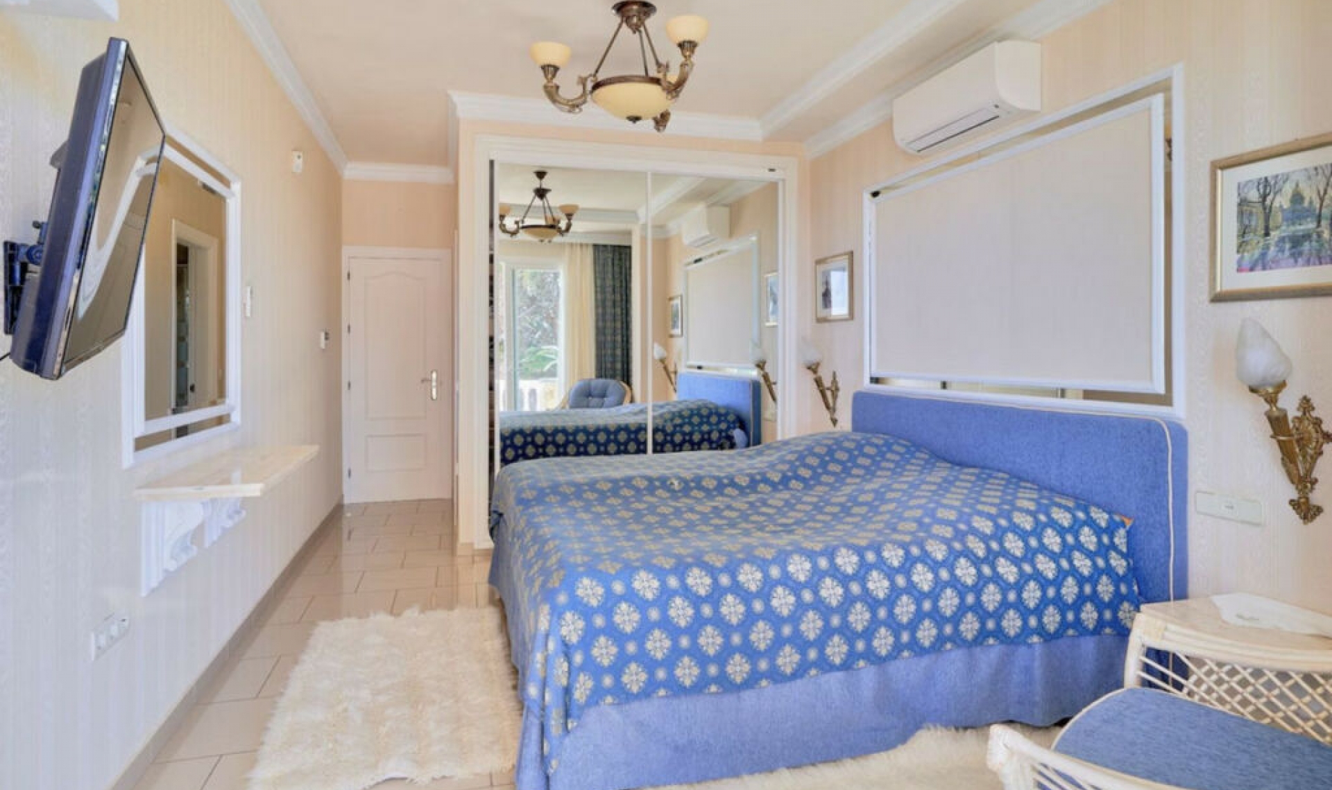 Resale - House -
Hacienda Las Chapas