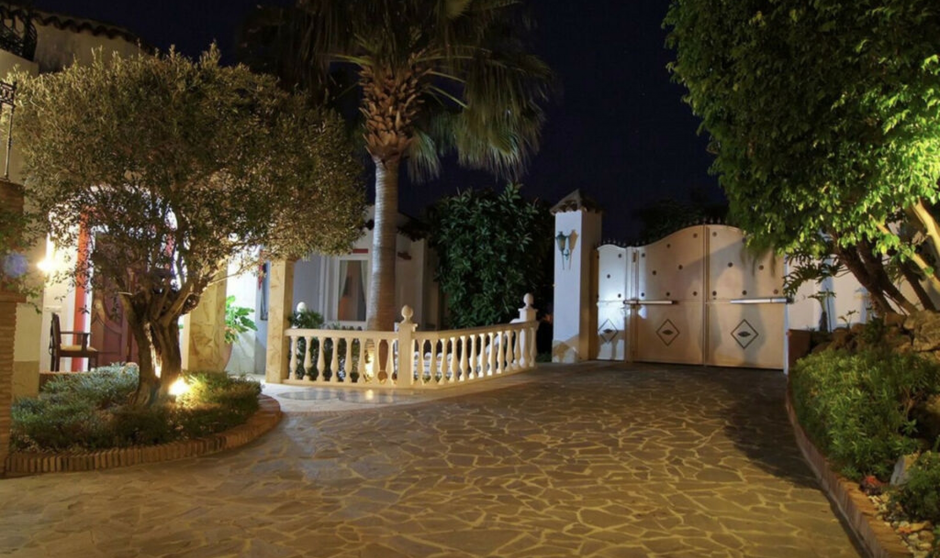 Resale - House -
Hacienda Las Chapas