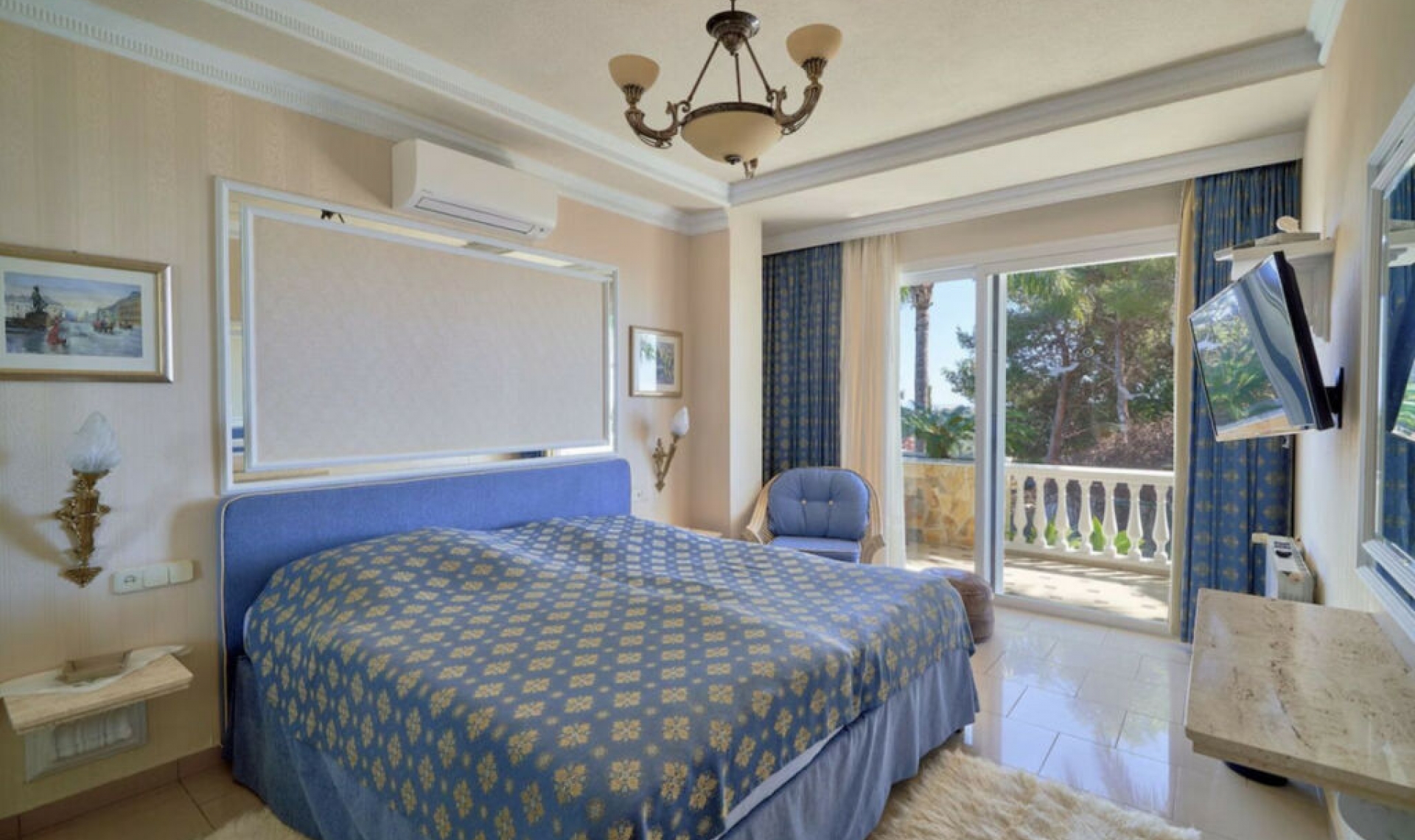 Resale - House -
Hacienda Las Chapas