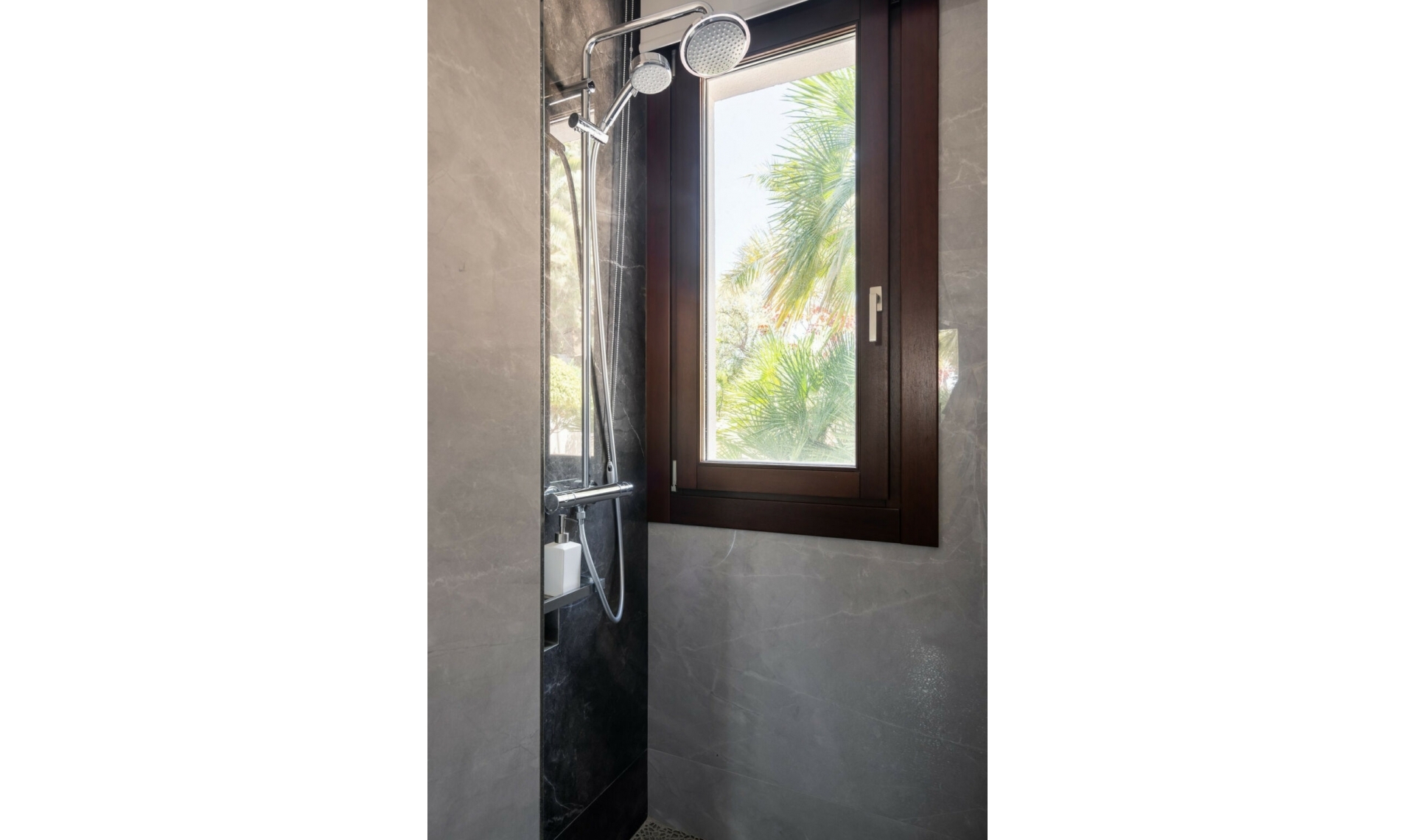 Resale - House -
Hacienda Las Chapas