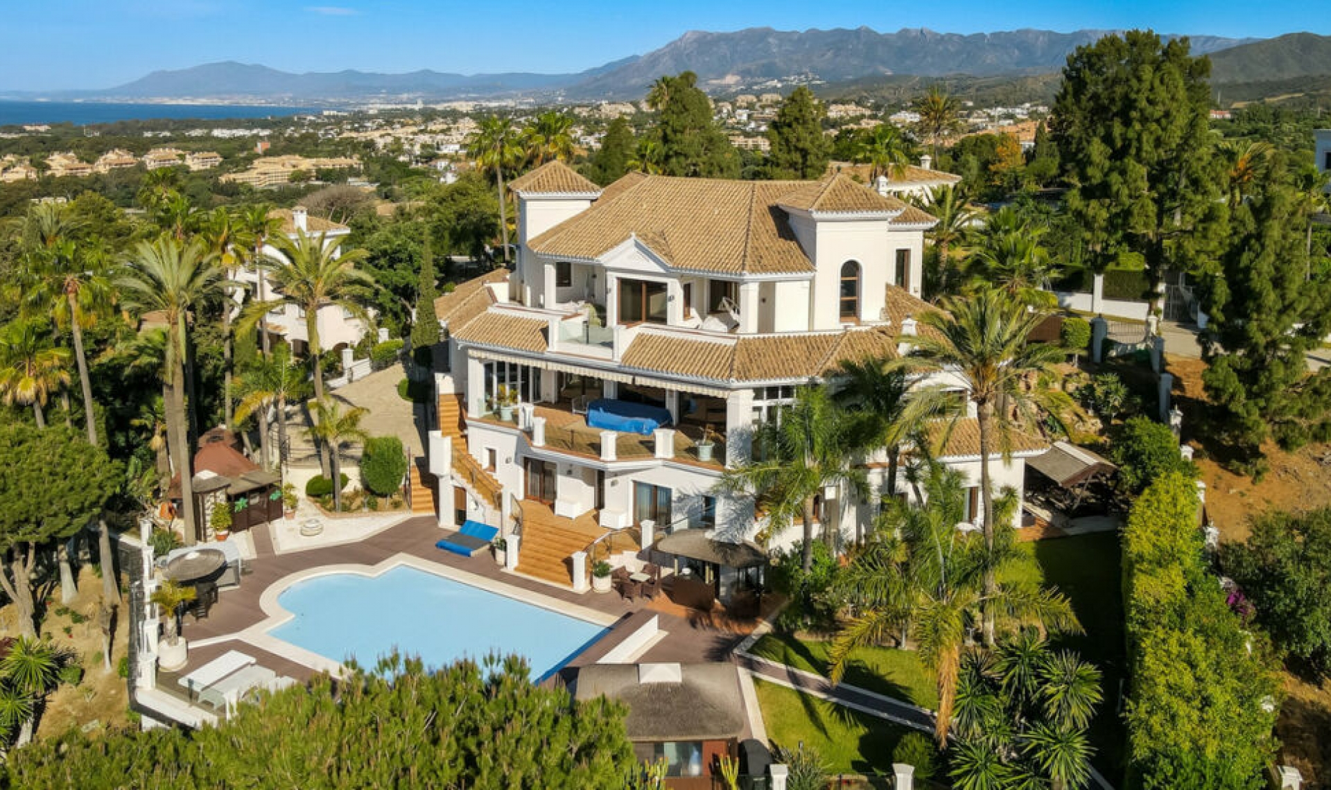 Resale - House -
Hacienda Las Chapas