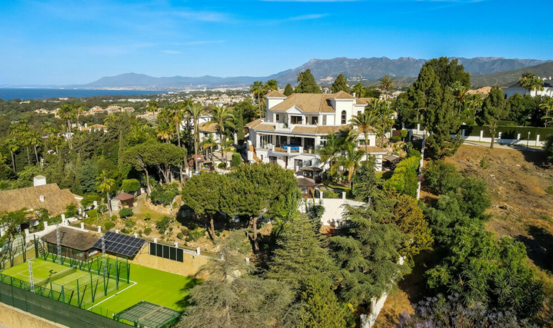 Resale - House -
Hacienda Las Chapas