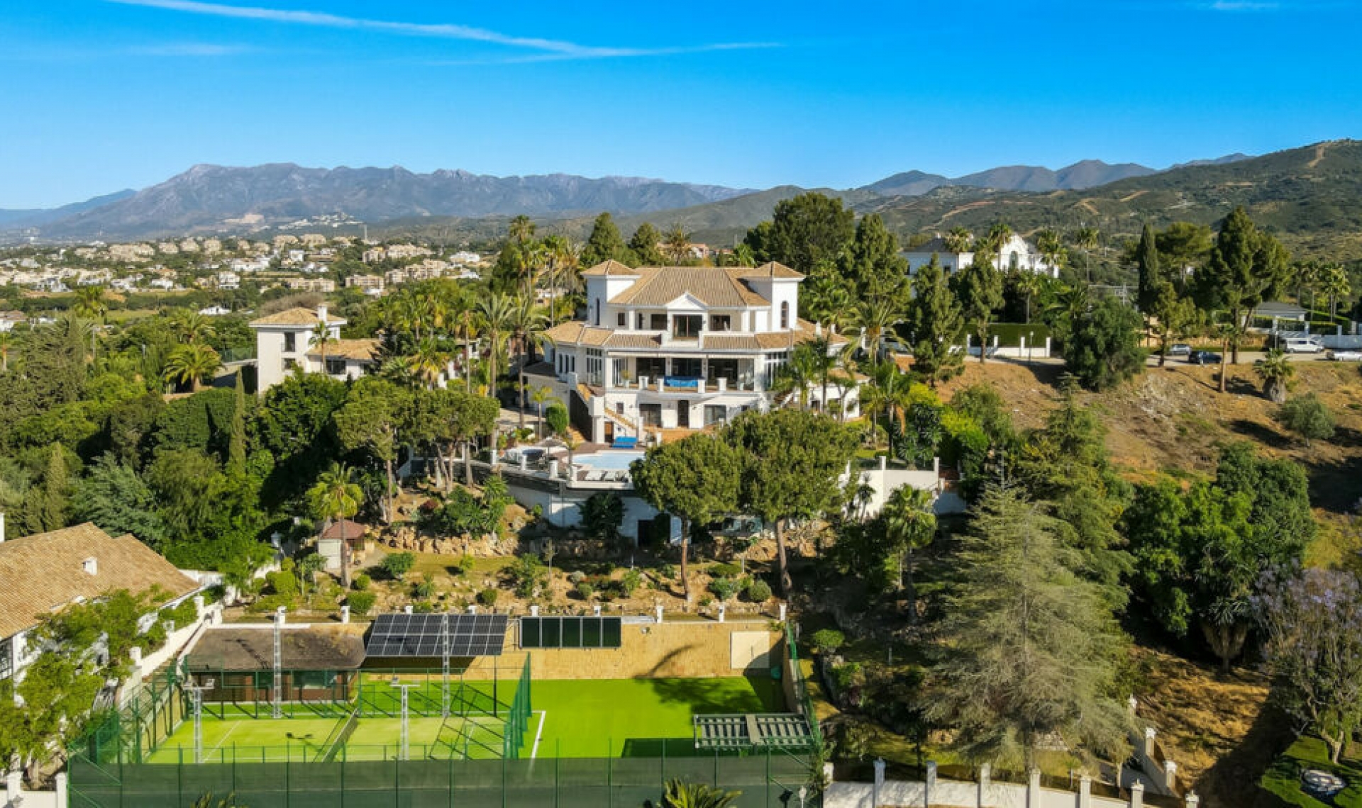 Resale - House -
Hacienda Las Chapas