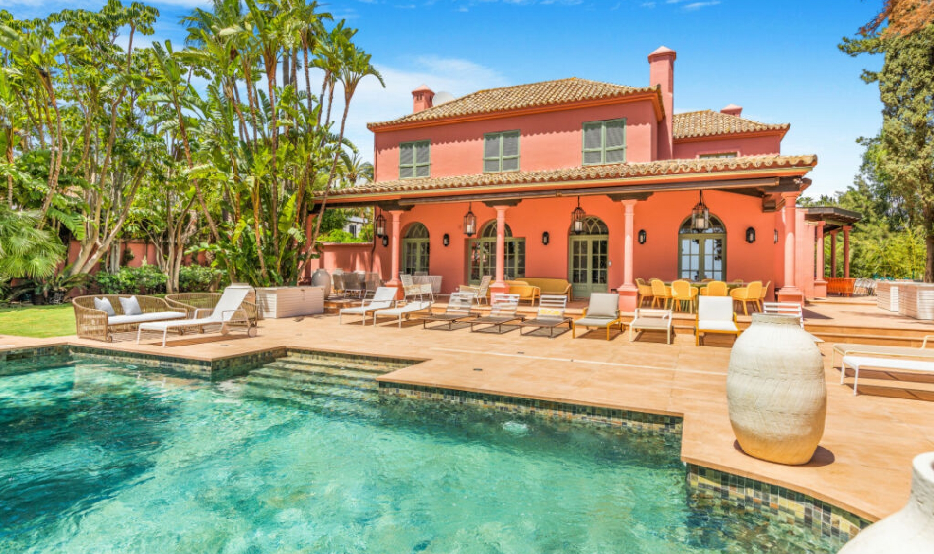 Resale - House -
Hacienda Las Chapas