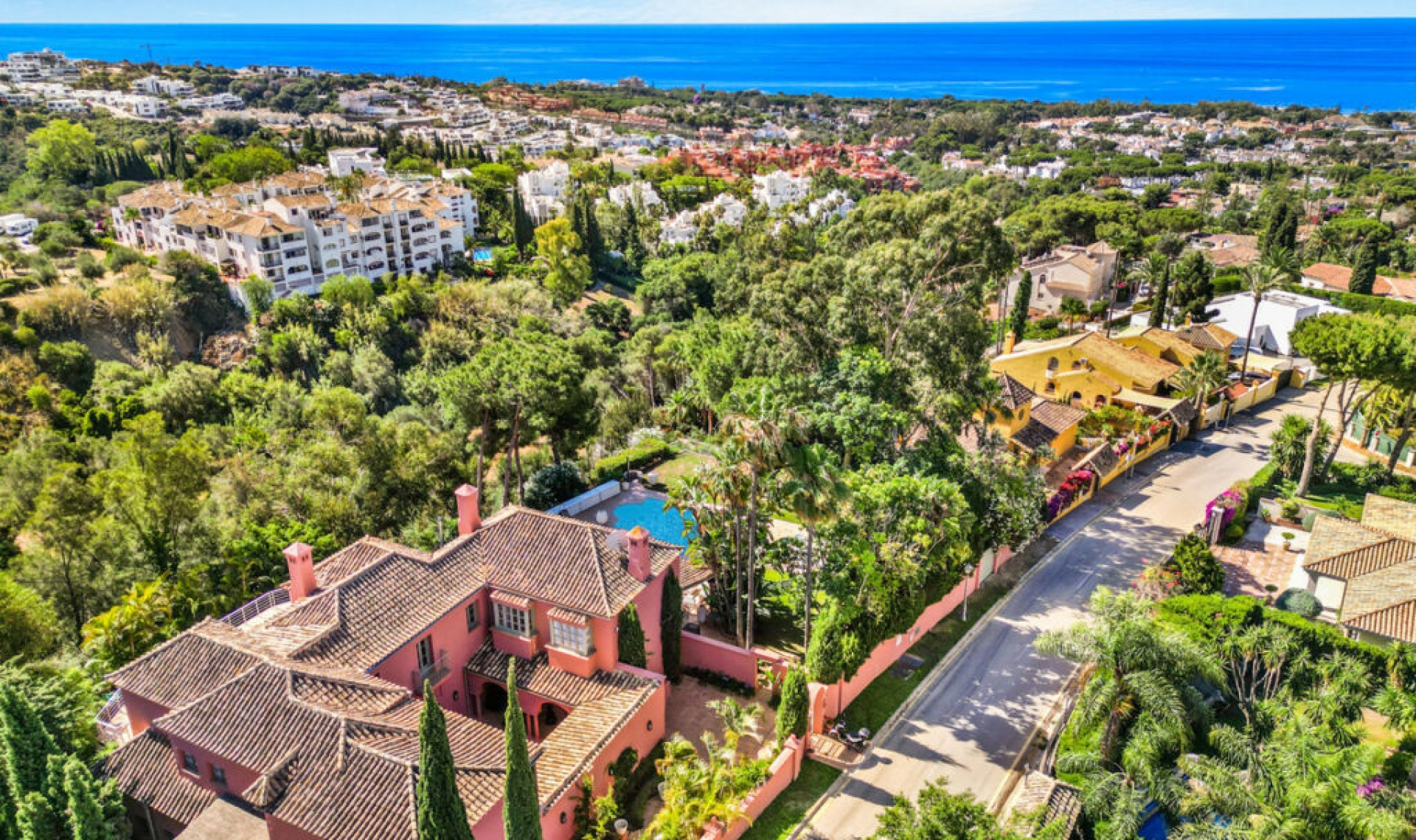 Resale - House -
Hacienda Las Chapas