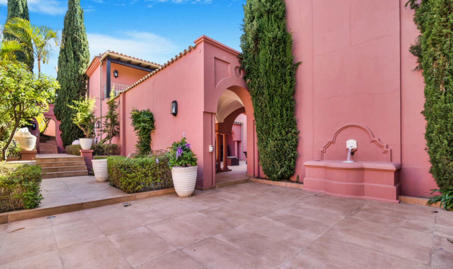 Resale - House -
Hacienda Las Chapas