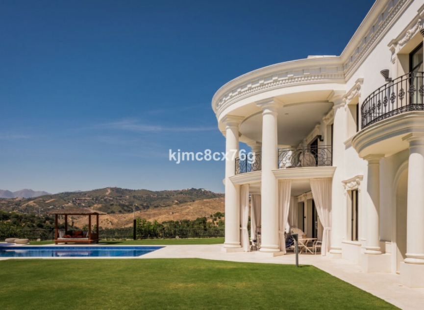 Resale - House -
Hacienda Las Chapas