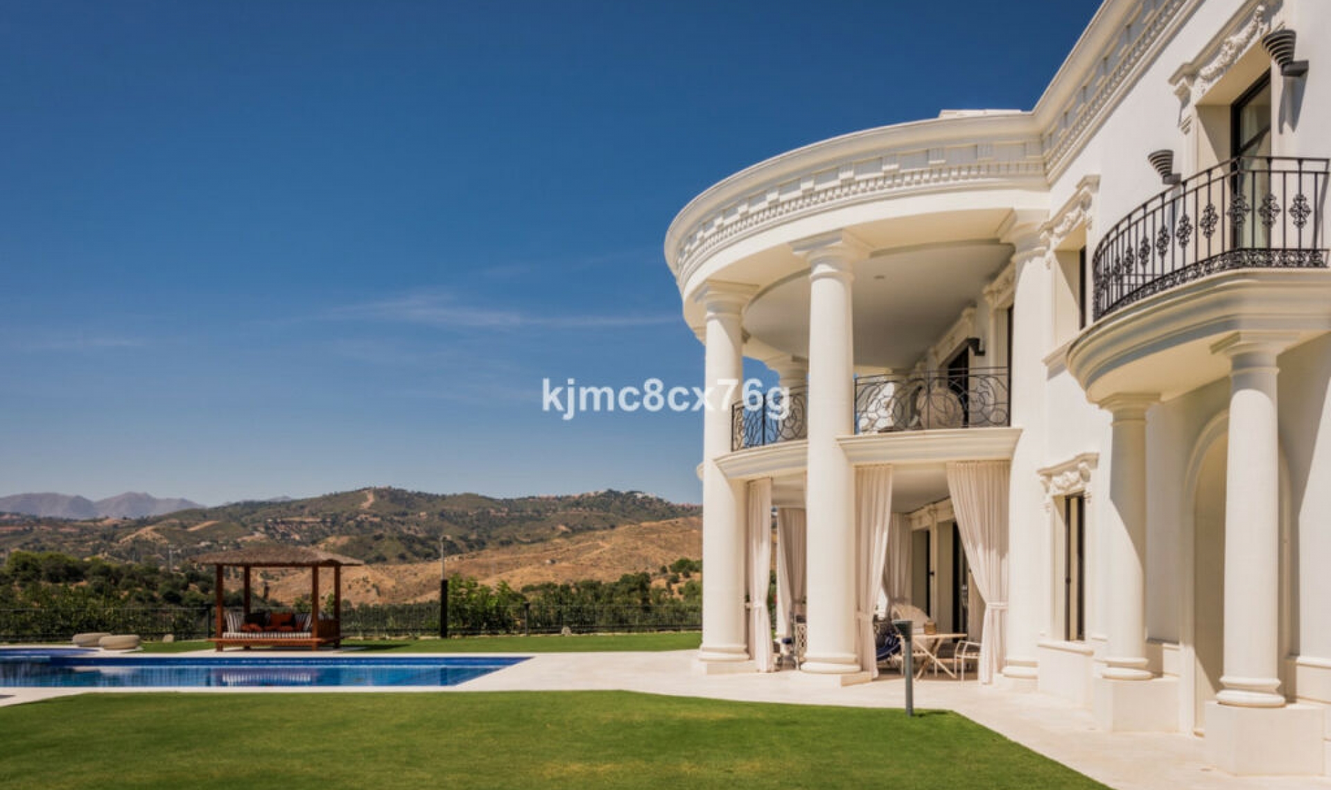 Resale - House -
Hacienda Las Chapas