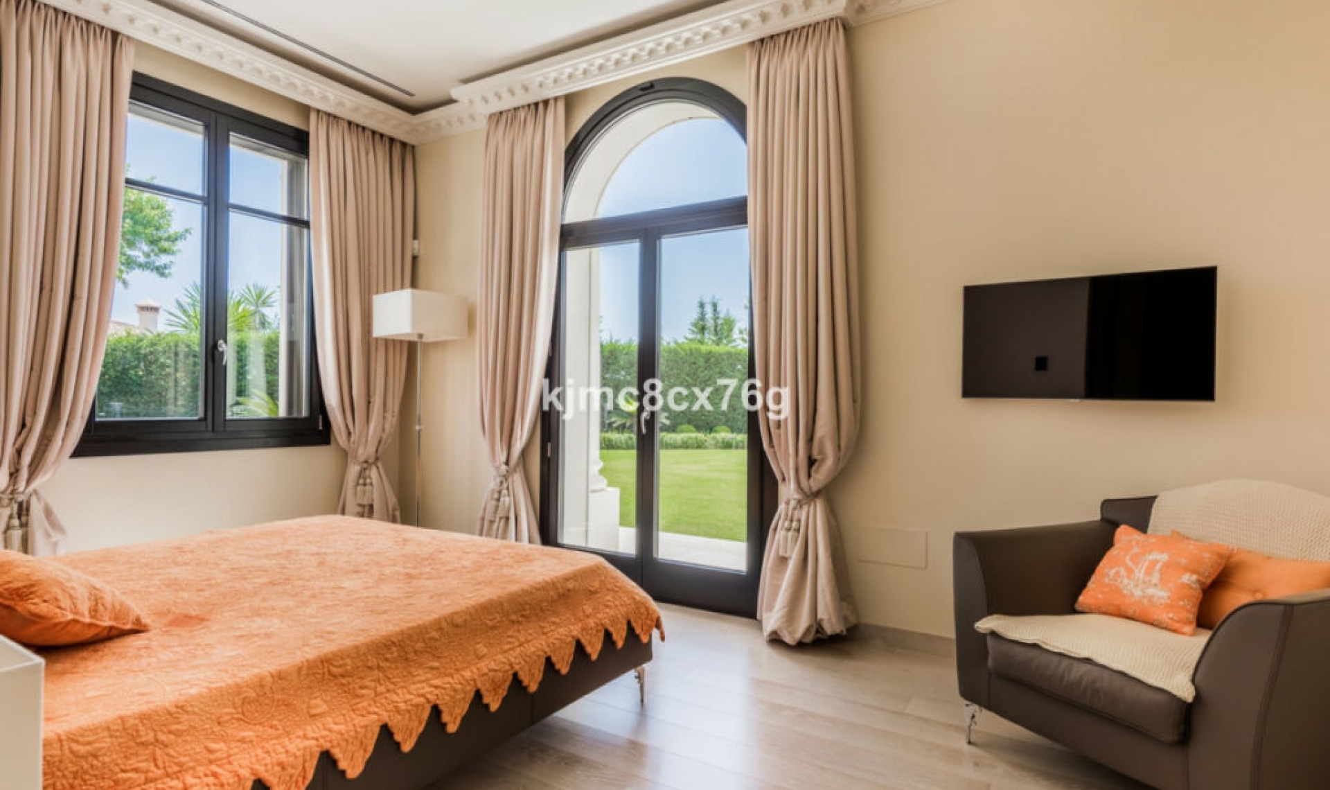 Resale - House -
Hacienda Las Chapas