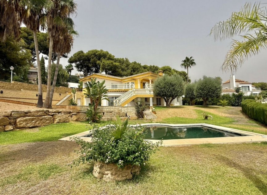 Resale - House -
Hacienda Las Chapas
