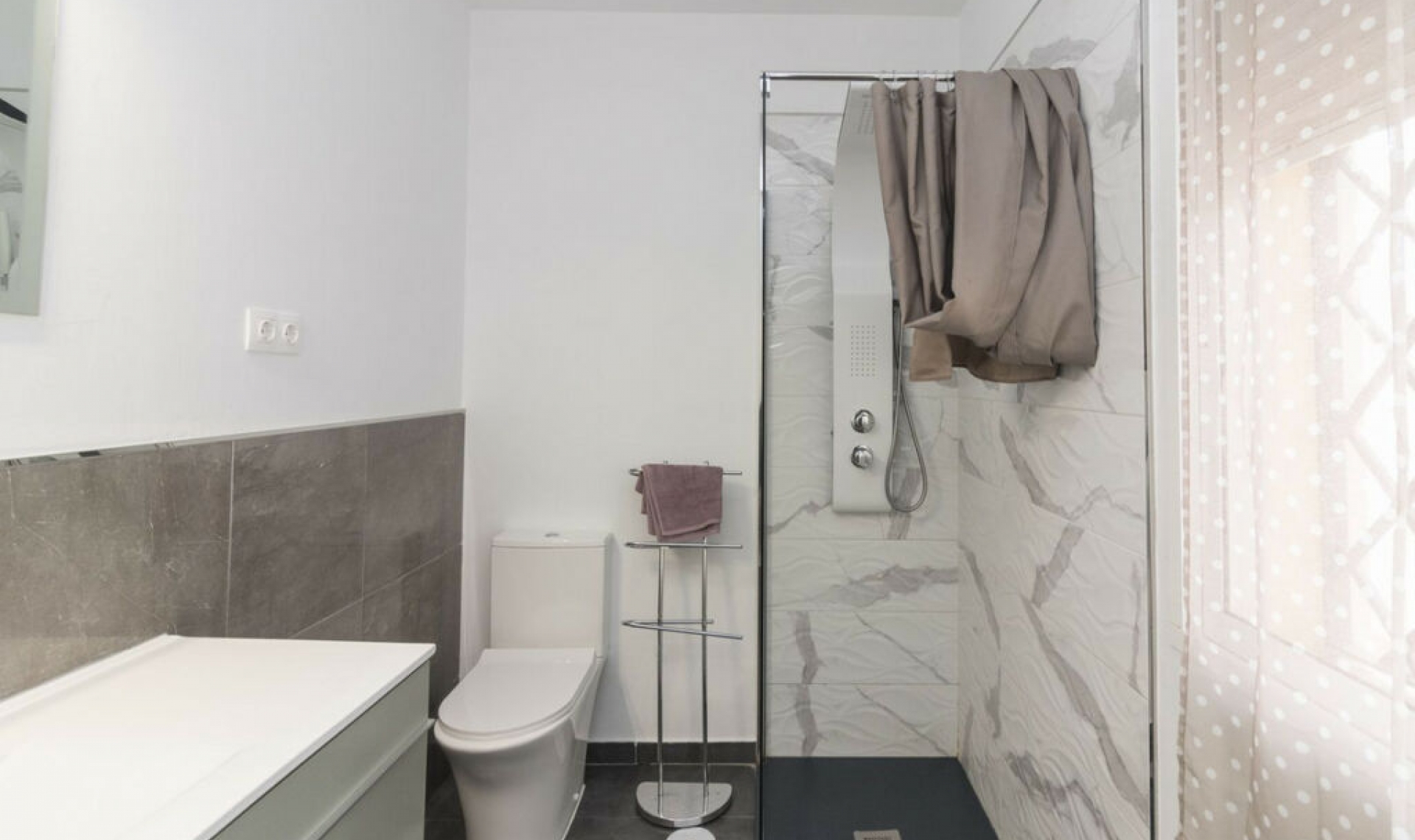 Resale - House -
Hacienda Las Chapas