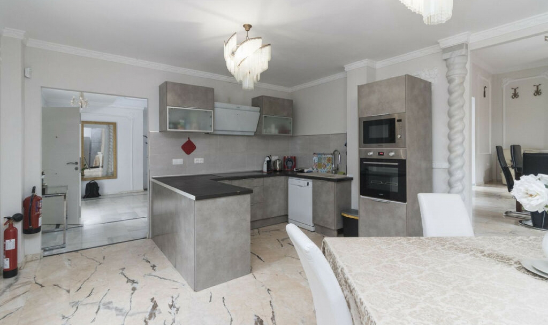 Resale - House -
Hacienda Las Chapas