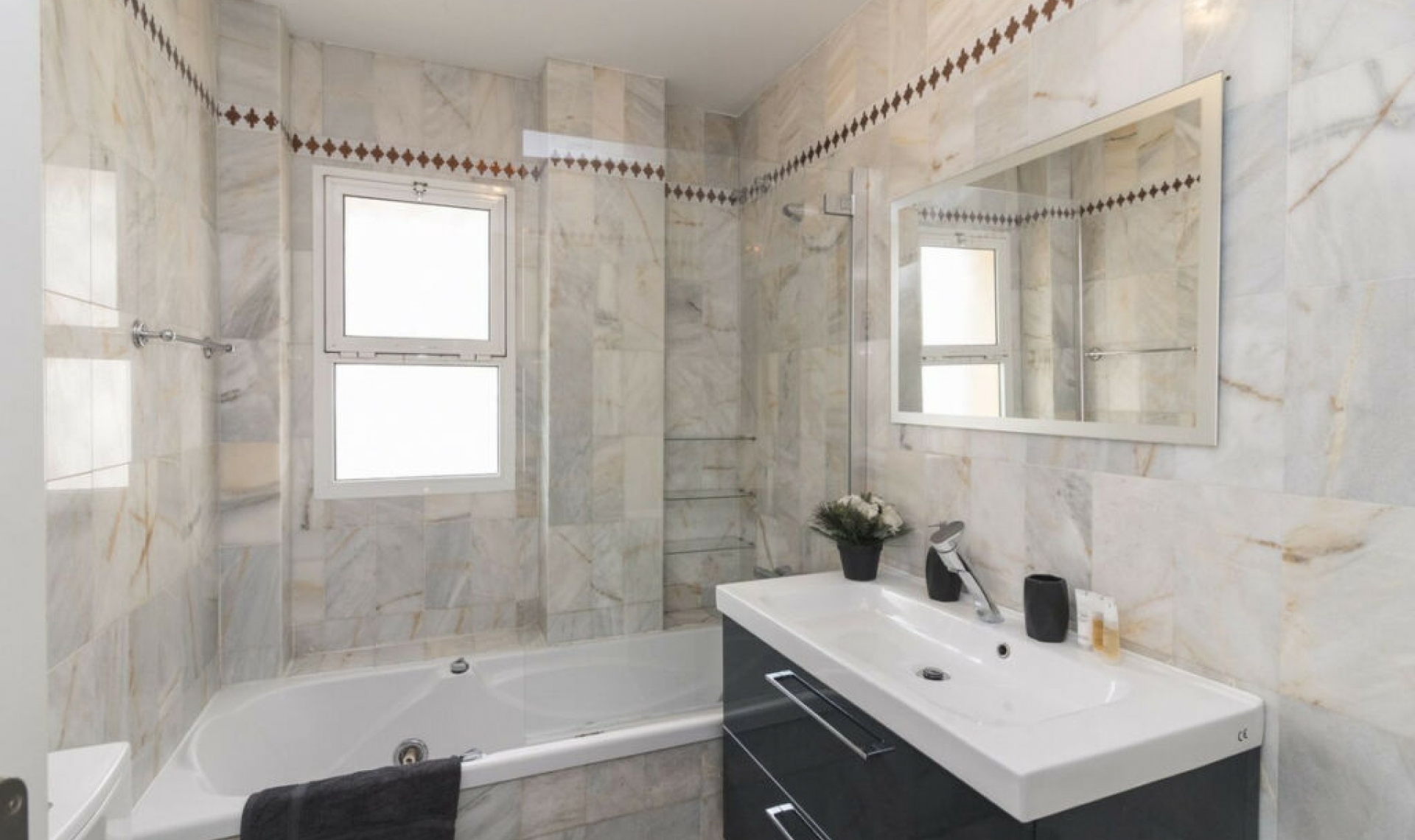 Resale - House -
Hacienda Las Chapas