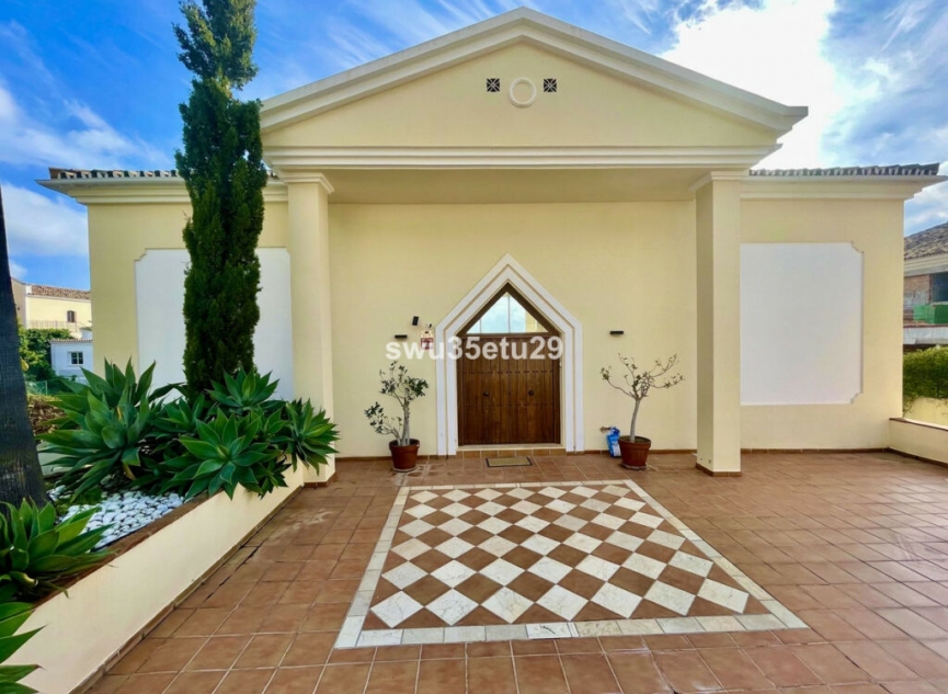 Resale - House -
Istán