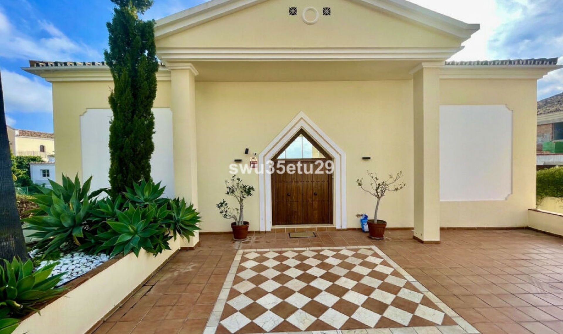 Resale - House -
Istán