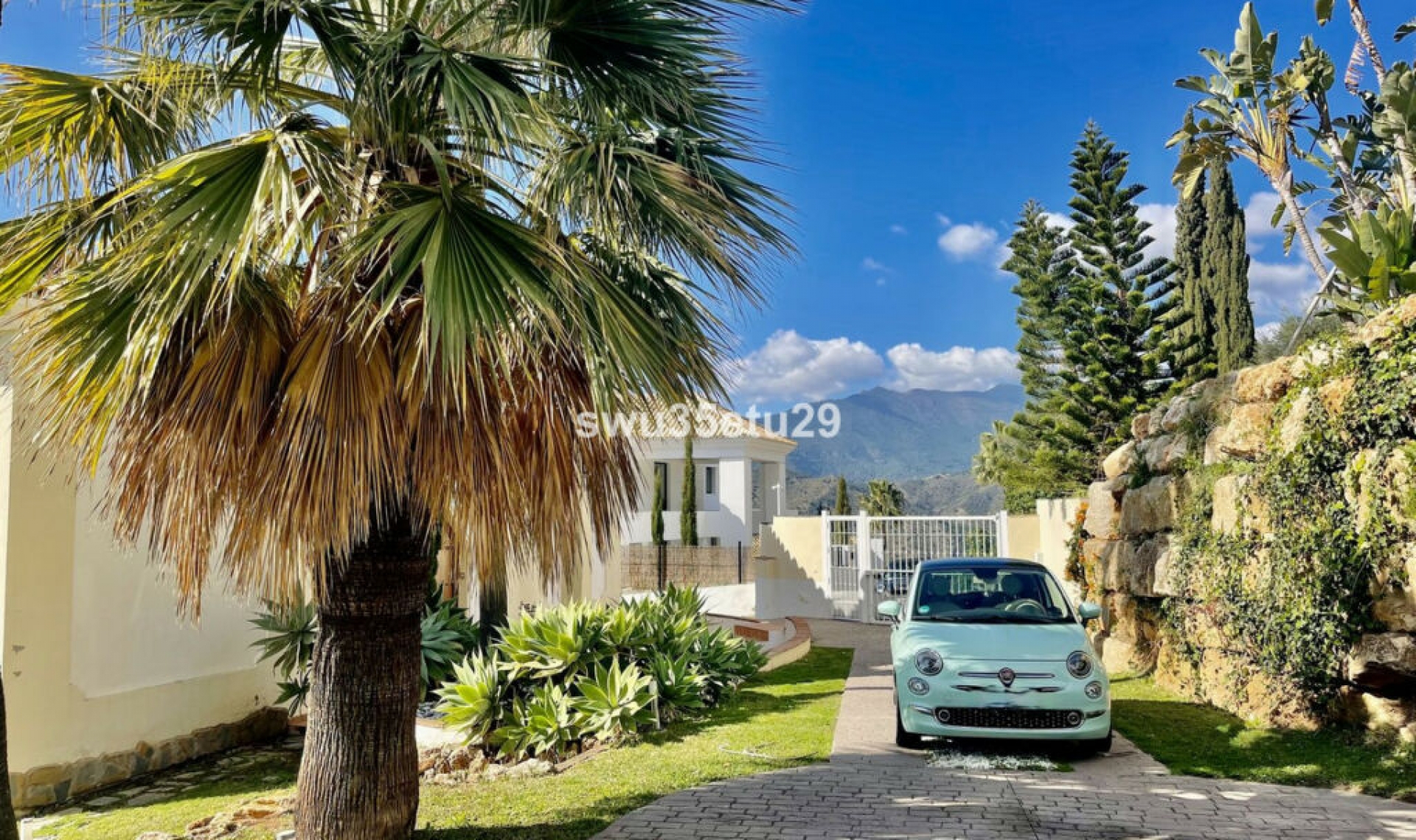 Resale - House -
Istán