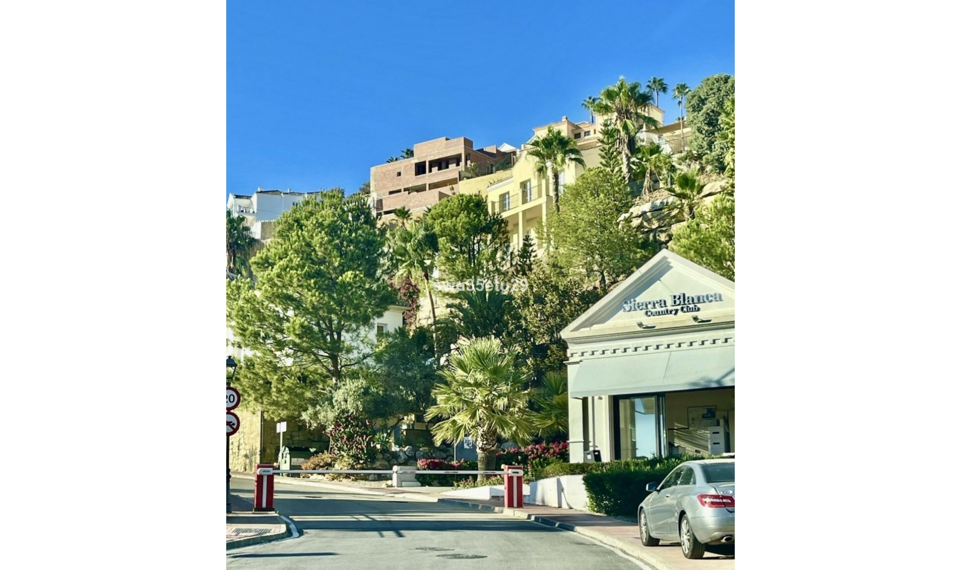 Resale - House -
Istán