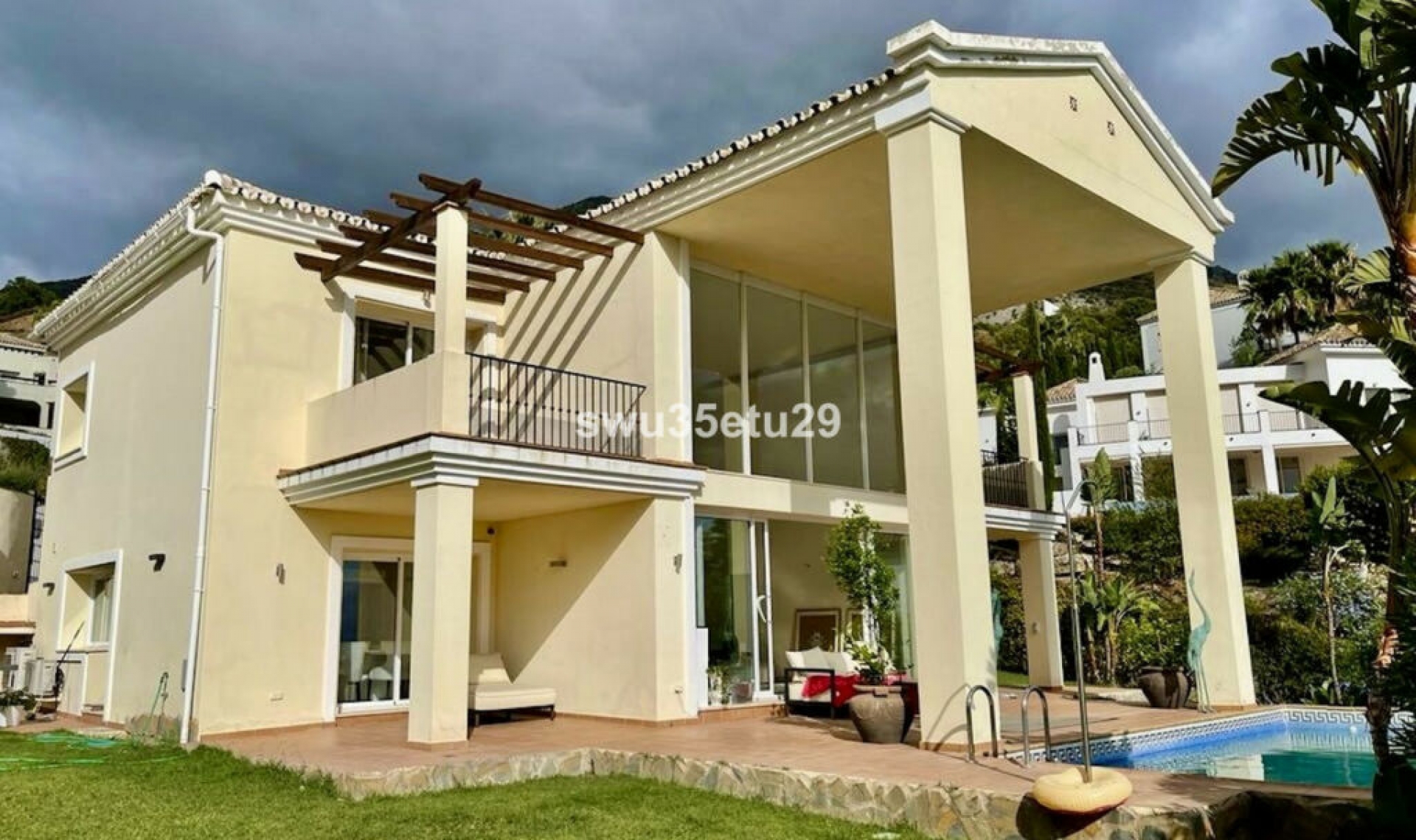 Resale - House -
Istán