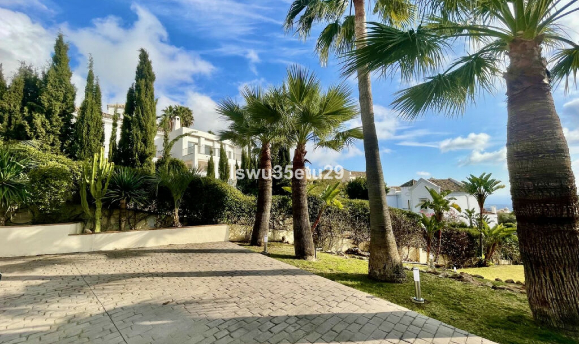 Resale - House -
Istán