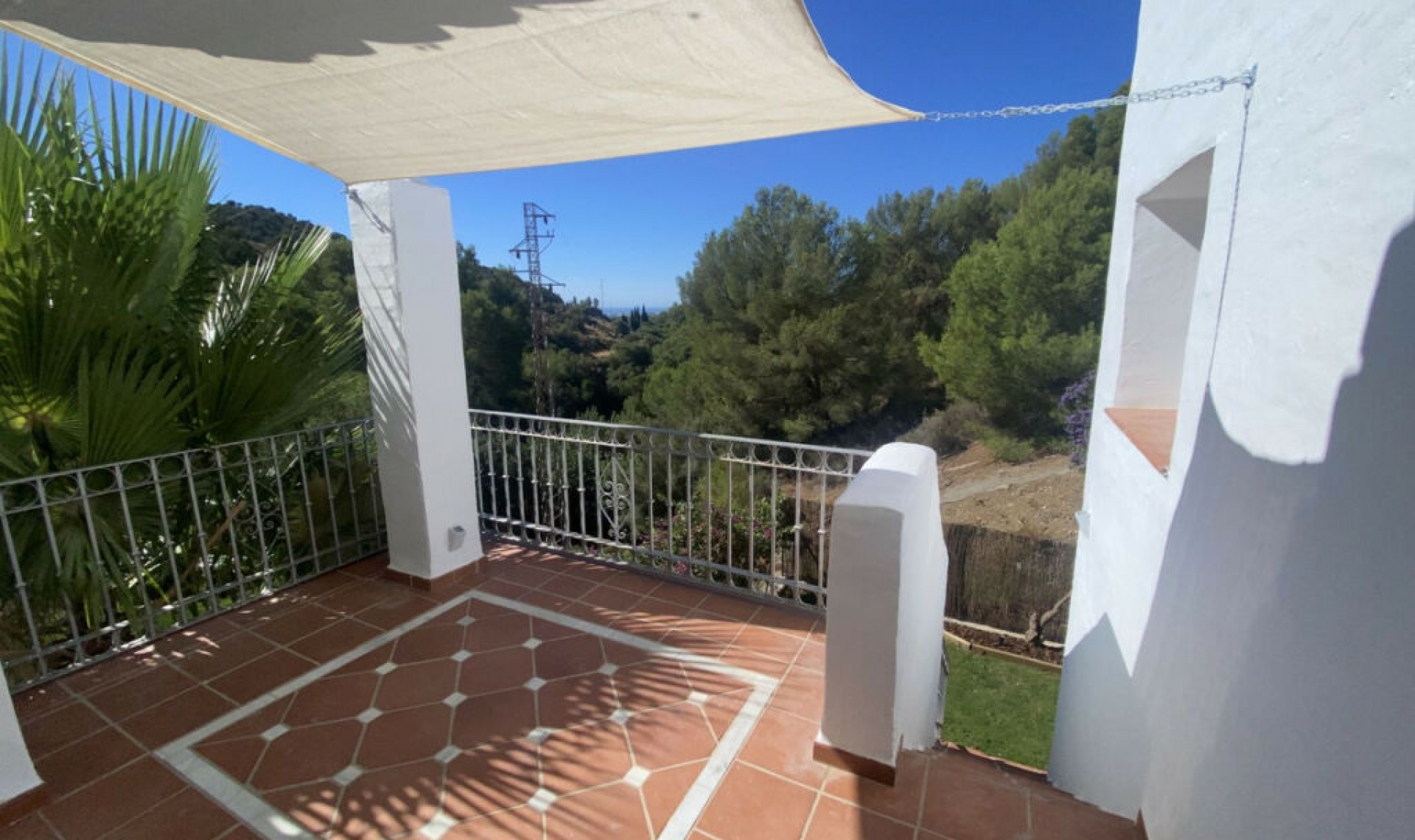 Resale - House -
Istán